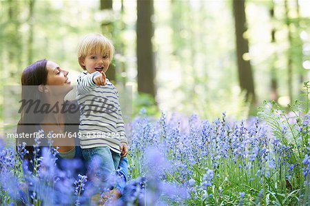 Mère et fils dans le champ de fleurs