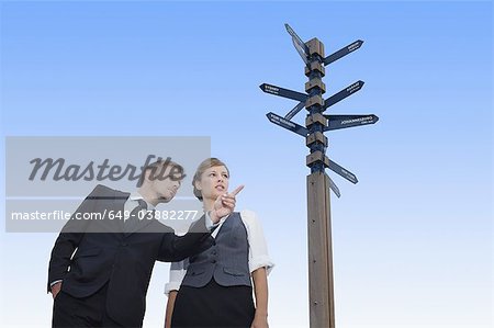Geschäftsleute an Kreuzung Geschäftsleute an Kreuzung