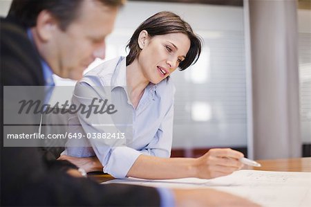 Gens d'affaires travaillant dans le bureau Gens d'affaires travaillant dans le bureau