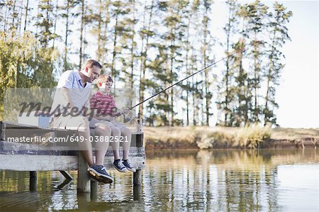 Vater mit Sohn im See Angeln