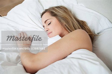 Frau schlafend im Bett