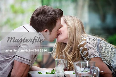 Paar küssen bei Essen zu Hause