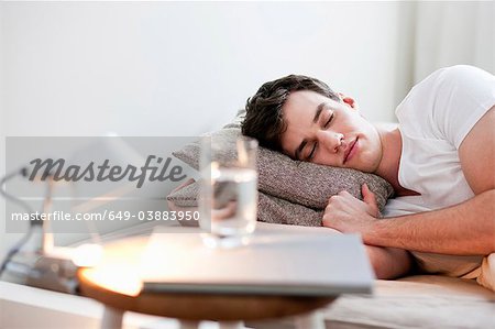 Mann schlafend im Bett