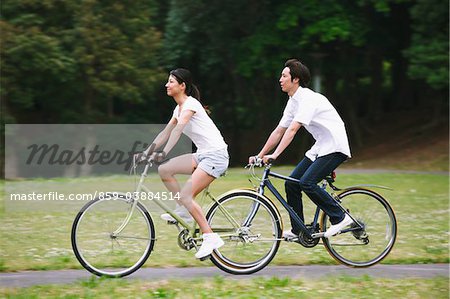 Japonais Couple Riding vélos dans le parc