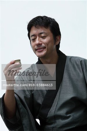 Japanischen Mann, hält einen Sake-Becher