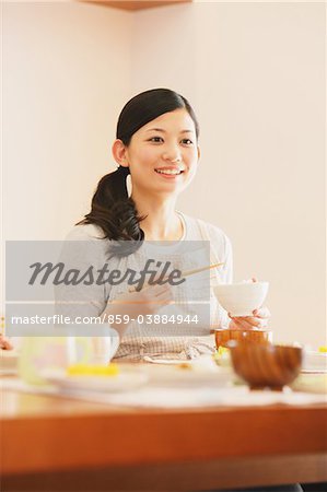 Femme japonaise manger des aliments et souriant