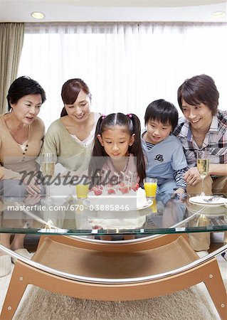 Famille de trois générations d'une fête d'anniversaire Famille de trois générations d'une fête d'anniversaire