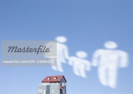Famille en forme de nuage et miniature maison Famille en forme de nuage et miniature maison