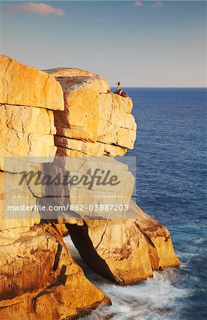 Menschen stehen am Anfang der Lücke, Torndirrup National Park, Albany, Western Australia, Australien