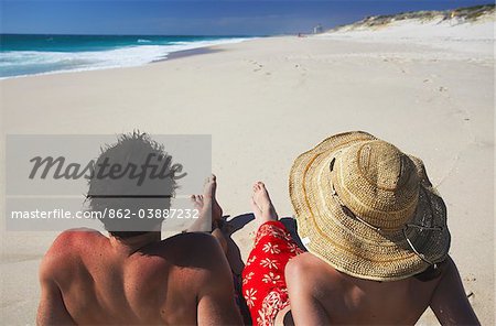Paar, sitzen auf Floreat Strand, Perth, Western Australia, Australien
