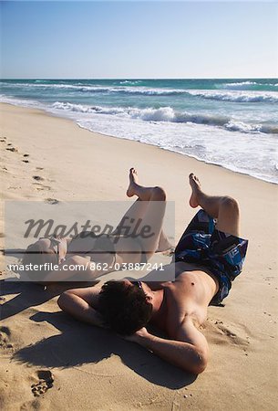 Junges Paar liegend auf Floreat Strand, Perth, Western Australia, Australien