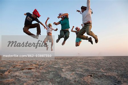 Botswana, Makgadikgadi. Une famille sauter haut dans les airs au-dessus des marais salants de Makgadikgadi.