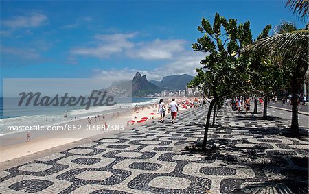 Die berühmten Ipanema Beach in Rio De Janeiro mit dem zwei Brüder Berg im Hintergrund. Brazilien