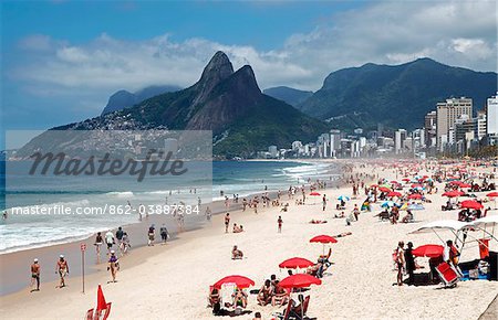 La célèbre plage d'Ipanema à Rio de Janeiro avec les deux frères montagne en arrière-plan. Brésil