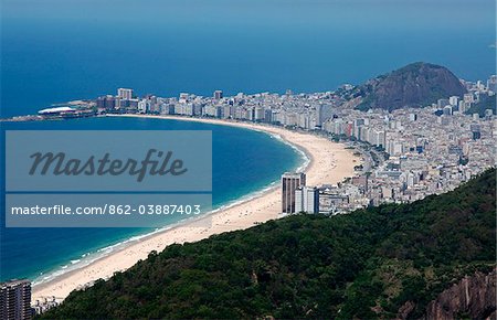 La célèbre plage de Capacabana à Rio de Janeiro à partir de la montagne du pain de sucre. Brésil
