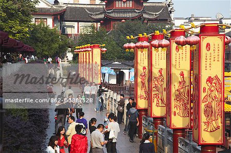 Personnes marchant le long du canal, zone Fuzi Miao, Nanjing, Jiangsu, Chine