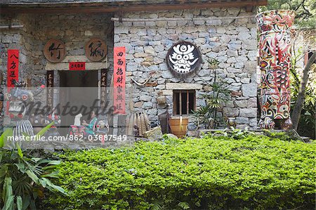 Réplique d'une maison traditionnelle de minorité Buyi Folk Culture Village, Shenzhen, Guangdong, Chine