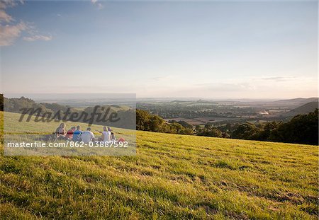 Au Royaume-Uni, dans le Wiltshire. Amis de profiter d'un pique-nique soirée surplombant la Marlborough Downs.