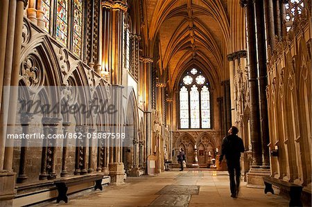 Lincoln, en Angleterre. Un visiteur regarde le vitrail médiéval dans la cathédrale de Lincoln.