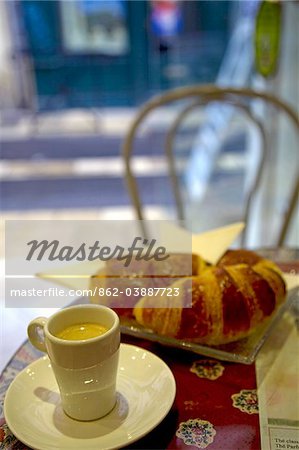 Arles; Bouches du Rhone, Frankreich; Kaffee und Croissant in einem der Cafés in der historischen Stadt