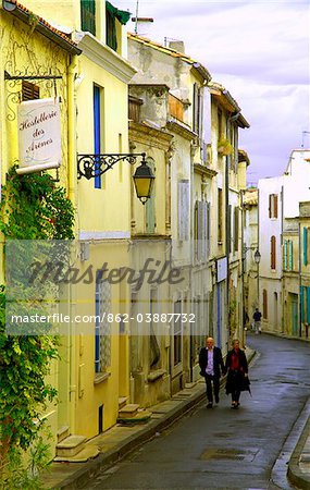 Arles; Bouches du Rhone, Frankreich; Ein paar Wandern durch eine typische Straße in der Stadt