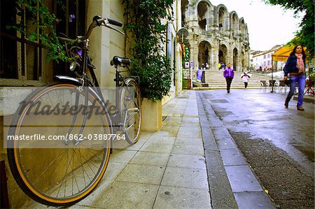 Arles; Bouches du Rhone, Frankreich; Ein Fahrrad auf der Straße führt zum Quadrat der Roman Arena geparkt