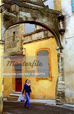 Arles; Bouches du Rhone, Frankreich; Eine junge Frau zu Fuß entlang der alten Straßen.