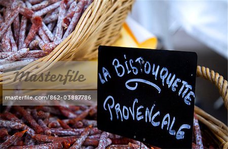 Marseille, Provence, France ; Un type de salami de Provence dans un des marchés se bloque