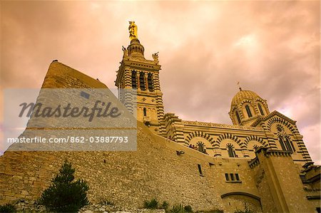 Marseille, Provence, Frankreich; Die Basilika von Notre-Dame De La Garde stehen oben auf dem Hügel mit Blick auf die Stadt