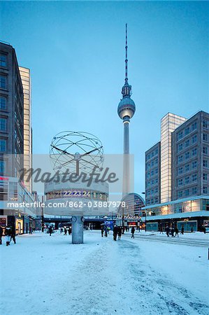 Deutschland, Berliner Fernsehturm am Alexanderplatz, ab Zentrum von Ostberlin.