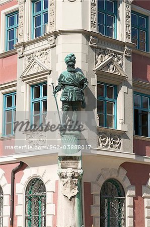 Statue sur la façade de l'hôtel de ville de Mindelheim, Allgäu, Bavière, Allemagne