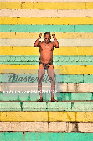 Homme exerce sur les ghats le long des rives du Gange, Varanasi, Inde
