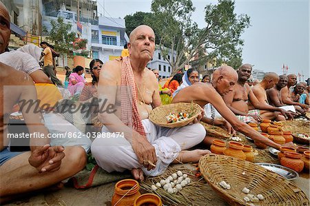 Pèlerins célébrant, Varanasi, Inde