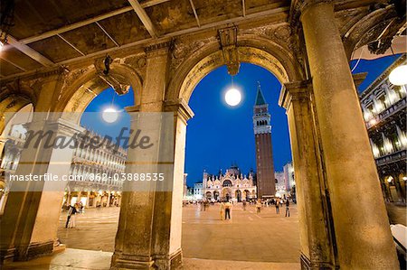Markusplatz, der Basilika und der Campanile, Venedig, Veneto, Italien