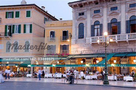 Restaurants, la Piazza Bra, Verona, Vénétie, Italie