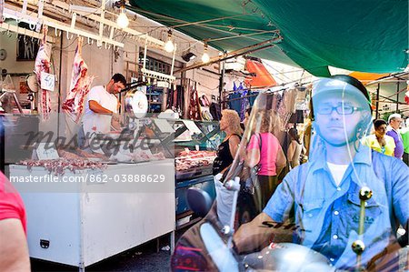 Scooter en passant un marché Ballaro di Mercato, Palerme, Sicile, Italie