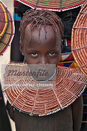 Une jeune fille de Pokot portant un collier large traditionnel en roseau creux qui dénote son statut non initié. Les Pokots sont pasteurs parlant une langue nilotique Sud.