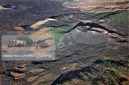 Andrews volcan est l'un des nombreux cratères volcaniques qui parsèment la chaîne volcanique appelée The Barrier, qui sépare la vallée de Suguta du lac Turkana au Kenya il y a plusieurs millions d'années. La dernière éruption a eu lieu il y a un peu plus de 100 ans.