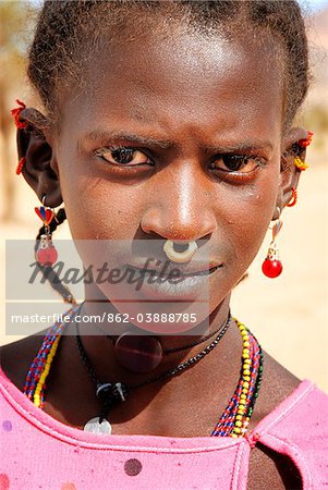 Portrait eines Mädchens der Fulbe (Peul) in der Nähe von Gourmantché. Mali, Westafrika