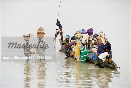 Menschen, die über den River, Bani, nachdem ein Markttag in Djenee, einem UNESCO-Weltkulturerbe. Mali, Westafrika