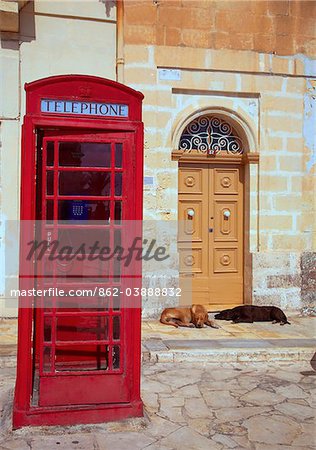 Malte, Marsaxlokk, Europe ; Qui rappelle d'une époque révolue, l'île est encore pleine de cabines téléphoniques remontant à la domination britannique
