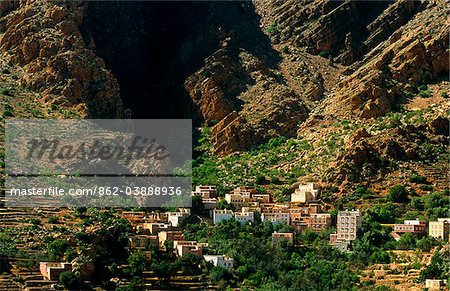 Maroc, montagnes de l'Anti-Atlas, vallée d'Ammelne, Djebel el Kest, Tagdicht. Le village berbère de Tagdicht est niché dans un bol presque caché sur les flancs du Jebel el Kest près de Tafraoute.