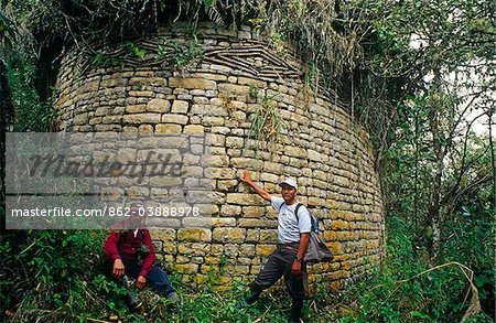 Pérou, région d'Amazonas, Province de Chachapoyas, La Congona, nr Leymebamba. Sa plate-forme décorée de frises rhomboïdes distinctifs, guides péruviens soutiennent une maison-tour en ruine Chachapoyan sur le site distant de La Congona. Des établissements dispersés des Chachapoyans, ou « Peuple des nuages », sont toujours debout au milieu de pans de forêt de nuage.