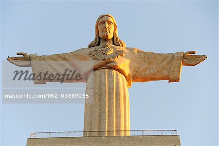 Cristo Rei (König Christ), 246 Meter hoch, die am meisten besuchte Website in der Region, mit Blick auf die Stadt von Lissabon, Portugal