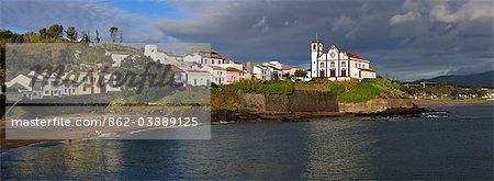 Village de Sao Roque et de la plage. Sao Miguel, Açores, Portugal