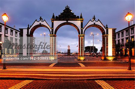 Le Portas da Cidade (les portes de la ville), sont l'entrée historique du village de Ponta Delgada et l'ex-libris de la ville depuis le XVIIIe siècle. Sao Miguel, Açores, Portugal