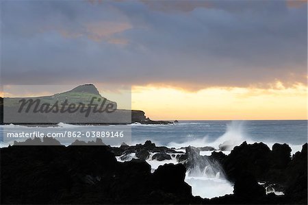 Un jour d'orage au crépuscule, dans Biscoitos. Terceira, Açores, Portugal