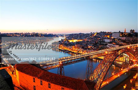 Porto, capitale du vin de Porto, avec le fleuve Douro et Dom Luis pont au coucher du soleil, Portugal