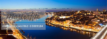 Porto, capitale du vin de Porto, avec le fleuve Douro au coucher du soleil, Portugal