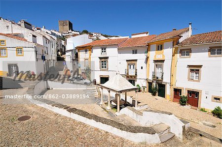 Das jüdische Viertel und die manuelinischen Springbrunnen in der historischen Dorf von Castelo de Vide, Alentejo, Portugal